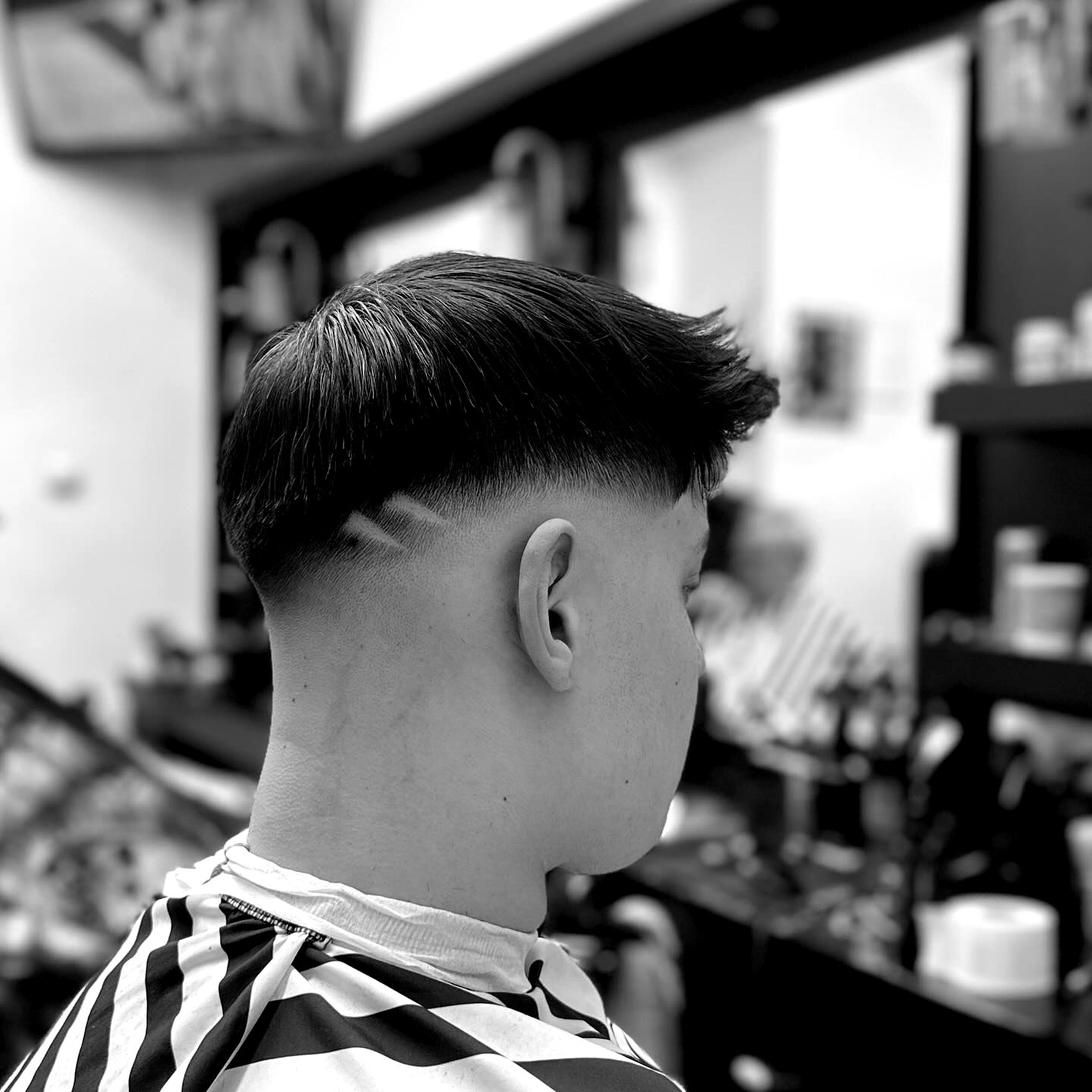 Texturierter Schnitt mit kurzem Übergang, im Hintergrund der Salon