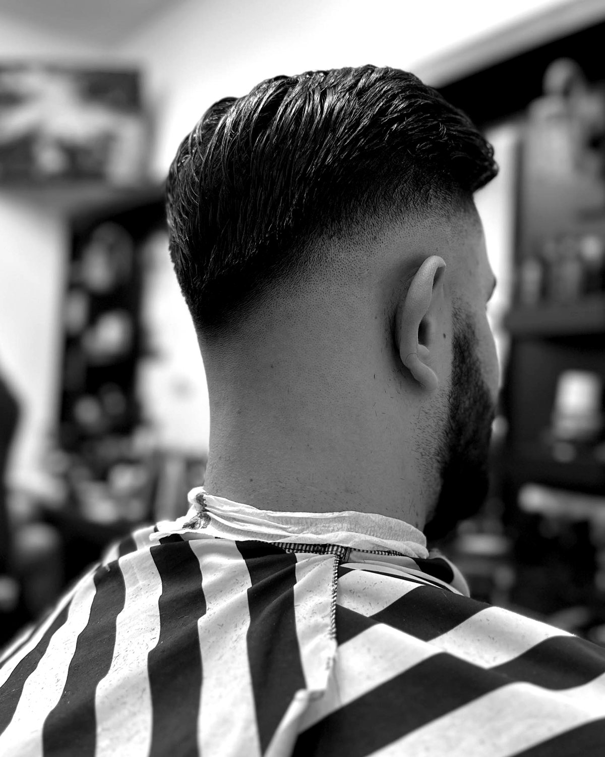 Fade mit sauberem Übergang und gestutztem Bart